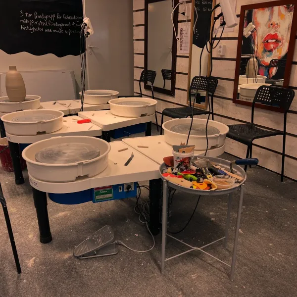 Drejskivor och arbetsbord i keramikstudion