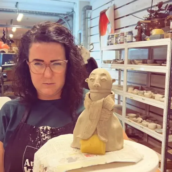 Keramiker med en lerfigur